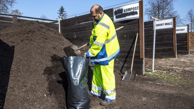 Od dubna musí obce celoročně zajistit místa pro třídění bioodpadu. Odpad z Hradce Králové končí v kompostárně na letišti, kterou provozují Hradecké služby