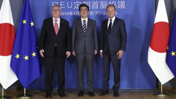 Zleva: Jean-Claude Juncker, Šinzó Abé a Donald Tusk na summitu EU-Japonsko v Bruselu.