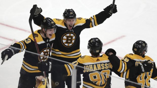 Radost hráčů Bostonu Bruins po vstřelení branky v prodloužení utkání proti Columbusu v rámci prvního zápasu druhého kola play-off