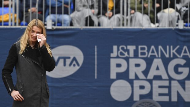 Dojatá Lucie Šafářová během své rozlučky s domácími fanoušky před finálovým zápasem turnaje WTA v Praze