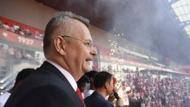 Předseda představenstva Slavie Jaroslav Tvrdík (vlevo) při oslavách zisku titulu