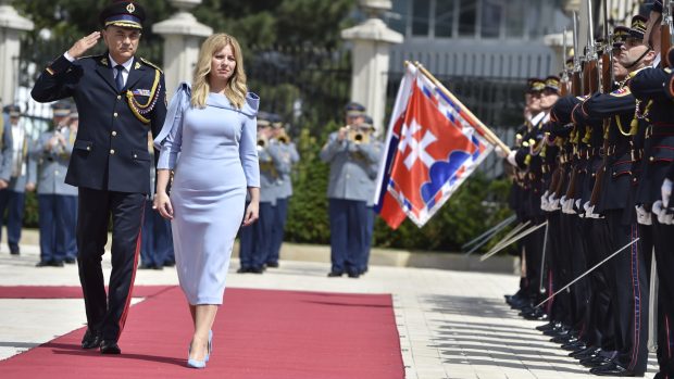 Slovenská prezidentka Zuzana Čaputová při přehlídce čestné stráže před prezidentským palácem