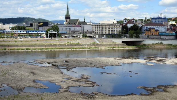 Nízký stav řeky Labe při průtoku Ústí nad Labem (ilustrační foto)