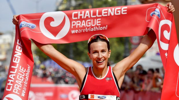 Závod žen ve středním triatlonu Challenge Prague vyhrála Radka Kahlefeldt - Vodičková