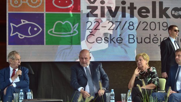 Zleva prezident Miloš Zeman, ministr zemědělství Miroslav Toman (ČSSD), hejtmanka Jihočeského kraje Ivana Stráská (ČSSD) a ředitel českobudějovického výstaviště Mojmír Severin