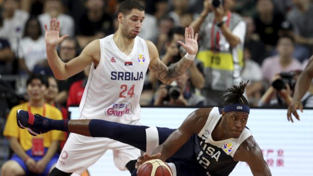 Američan Myles Turner (vpravo) v pádu během utkání se Srbskem na mistrovství světa.