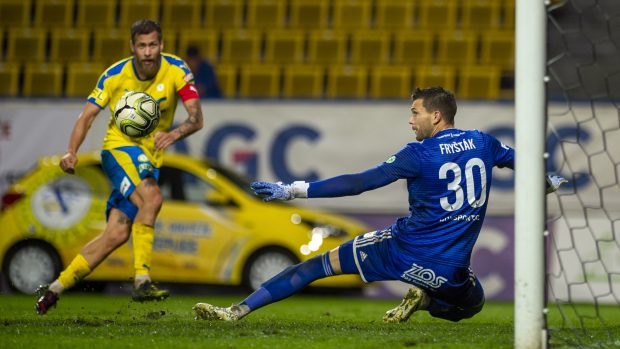 Teplický Jakub Mareš střílí gól do sítě brankáře Bohemians Tomáše Fryštáka