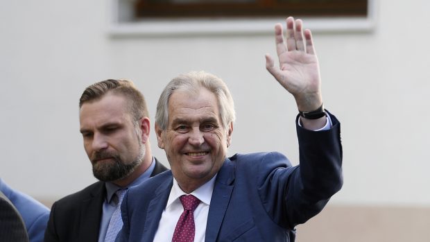 Prezident Miloš Zeman (vpravo) vystupuje 17. října 2019 z automobilu u interní kliniky pražské střešovické nemocnice, kam podle Hradu přijel na čtyřdenní rekondiční pobyt