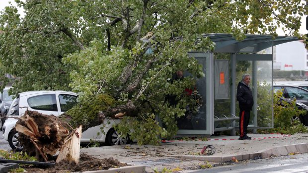 Hasiči ve Francii už v noci vyjížděli ke stovkám popadaných stromů, které na mnoha místech zablokovaly silnice i železniční tratě