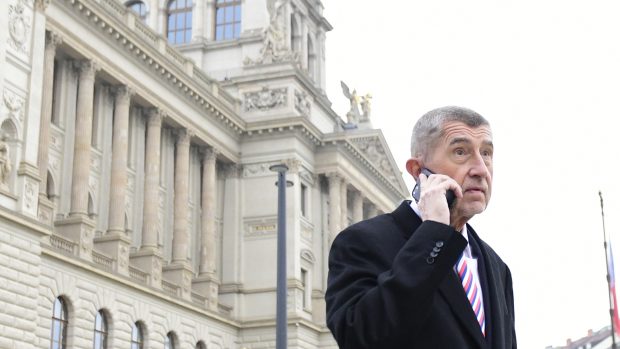 Premiér Andrej Babiš telefonuje před Národním muzeem v Praze, kde se spolu s premiéry zemí V4 a předsedou Německého spolkového sněmu Wolfgangem Schäublem zúčastní 17. listopadu 2019 slavnostního programu k 30. výročí sametové revoluce.