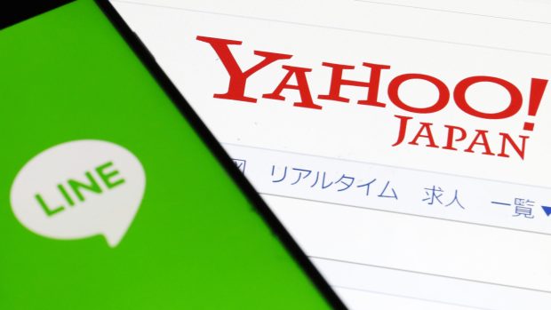 Internetové firmy Line a Yahoo Japan se spojí, aby lépe konkurovaly zahraničním rivalům Google a Amazon.