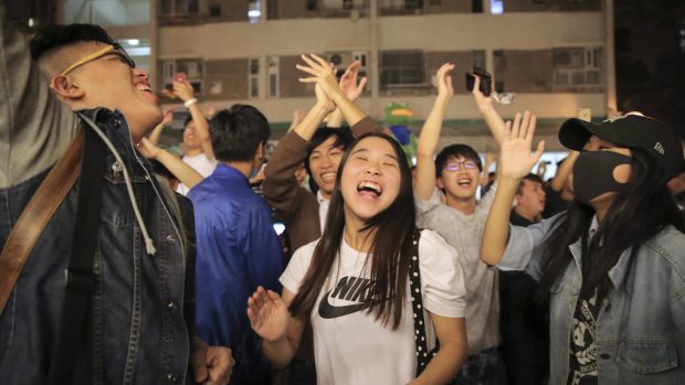 Lidé v ulicích slaví úspěch prodemokratických stran ve volbách