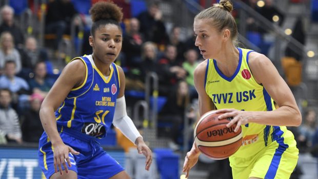 Kateřina Elhotová z USK Praha a Maxuella Mbakaová z týmu Castors Braine.