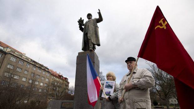 U pomníku sovětského maršála Ivana Koněva v Praze 6 se v den 122. výročí jeho narození sešlo zhruba 60 jeho příznivců