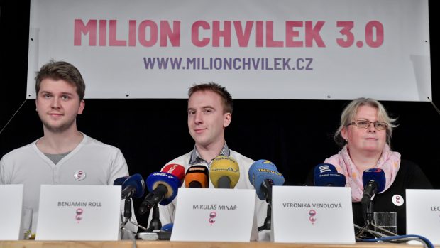 Předseda spolku Milion chvilek Mikuláš Minář (uprostřed), místopředseda Benjamin Roll a členka spolku Veronika Vendlová na tiskové konferenci k plánu dalších protestních akcí