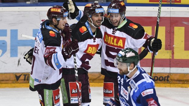 Hokejisté Sparty slaví výhru nad Kometou Brno