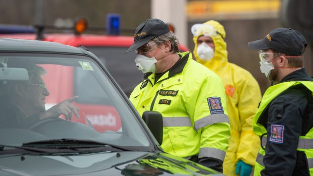 Celníci, policisté a hasiči kontrolují řidiče na jihočeských hraničních přechodech. Fotografie z přechodu v Dolním Dvořišti