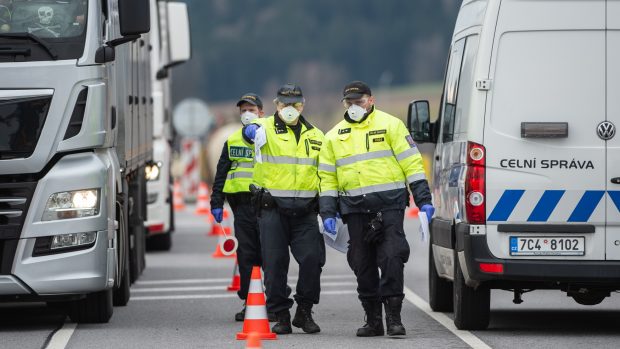 Celníci, policisté a hasiči kontrolují řidiče na jihočeských hraničních přechodech. Fotografie z přechodu v Dolním Dvořišti