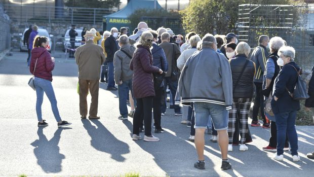 Lidé ve frontě u univerzitního kampusu v Brně, kde začalo testování vzorku populace na protilátky proti koronaviru. Čekající by měli dodržovat dvoumetrové rozestupy