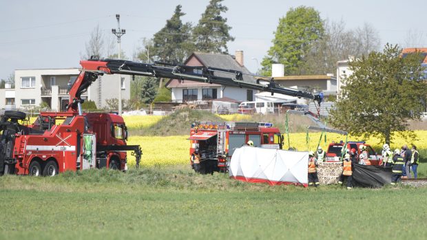 Srážka osobního auta a vlaku u Kamenného Újezdu si vyžádala tři oběti, včetně dětí