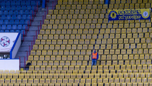 Podavač míčů na prázdné tribuně během zápasu Teplice - Liberec