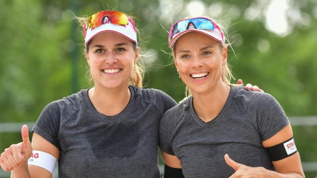 Zleva Barbora Hermannová a Markéta Sluková pózují po vítězství na turnaji.