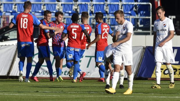 Fotbalisté Viktorie Plzeň slaví gól v Ostravě