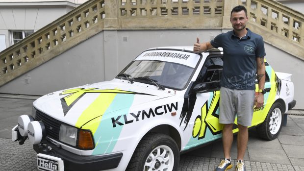 Závodník Ondřej Klymčiw u Škody 130 LR, se kterou se chystá na příští ročník Rallye Dakar