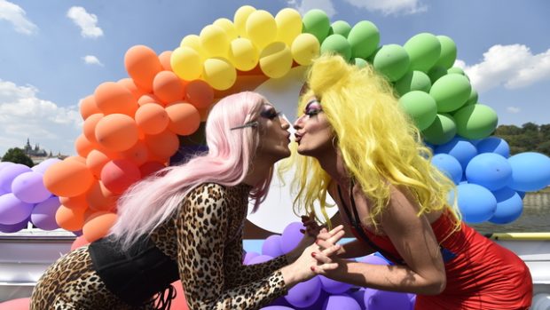 Loňského duhového původu Prague Pride Parade, kterým festivalový týden obvykle vrcholí, se v Praze zúčastnilo zhruba 30 000 lidí.