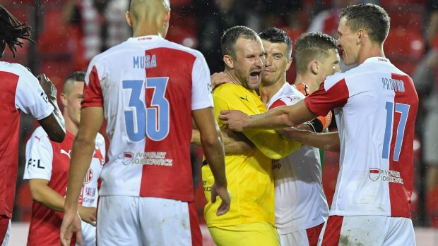 Brankář Slavie Ondřej Kolář slaví gól proti Příbrami.