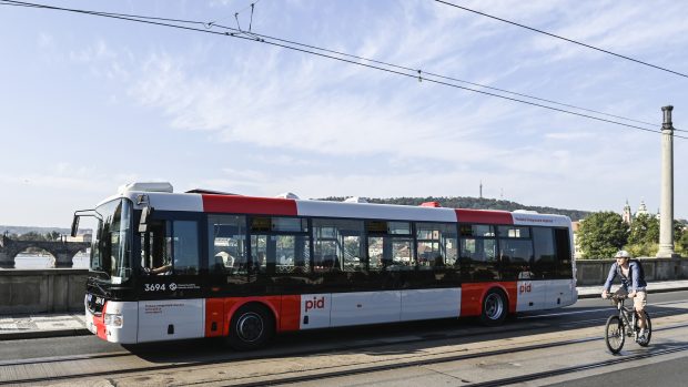 Pražský dopravní podnik představil ve středu prototyp autobusu v nových barvách MHD.