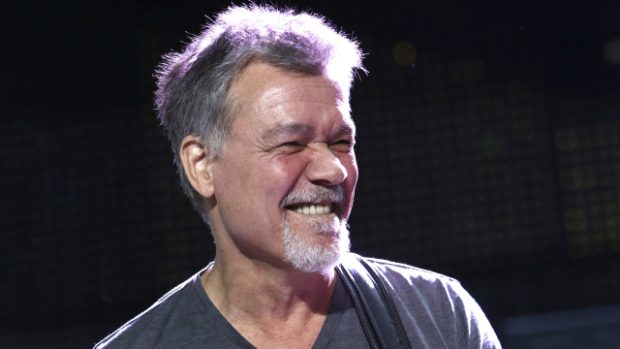 Ve věku 65 let na rakovinu zemřel kytarista Eddie Van Halen, spoluzakladatel hardrockové skupiny Van Halen