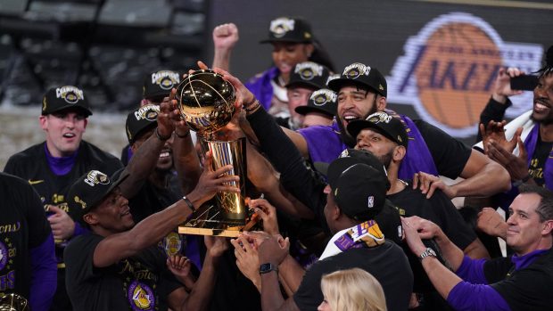 Basketbalisté Los Angeles Lakers s trofejí pro vítěze NBA