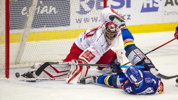 Brankář Třince Jakub Štěpánek a Roman Přikryl z Českých Budějovic