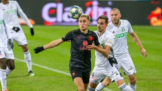 Slávista Jan Kuchta (v černém) vstřelil v Karviné gól na 0:2.