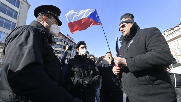 Lubomír Volný na nedělní demonstraci bez roušky