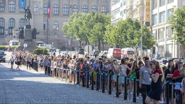 Fronta při otevření první české pobočky módního řetězce Primark na Václavském náměstí v Praze