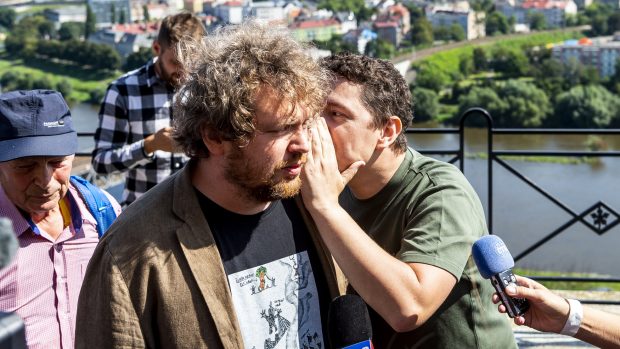 Andrej Babiš mladší se baví s režisérem Vítem Klusákem na zahájení předvolení kampaně hnutí ANO