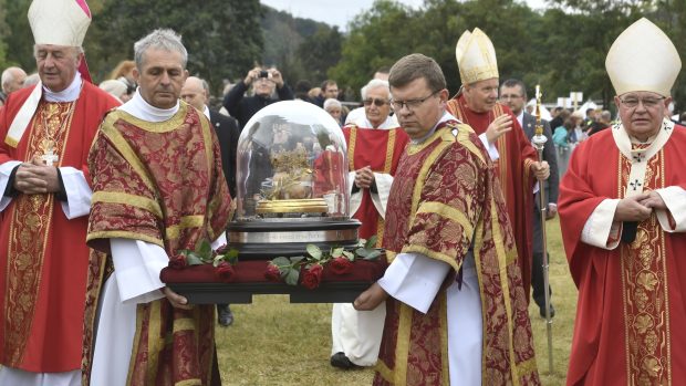 Národní pouť na Tetín k výročí 1100 let od mučednické smrti svaté Ludmily, 18. září 2021 v Tetíně. Vpravo na snímku je kardinál Dominik Duka.