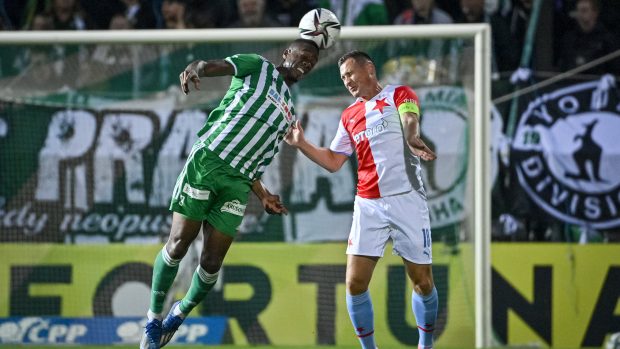 Ibrahim Keita z Bohemians a Jan Bořil ze Slavie bojují o míč