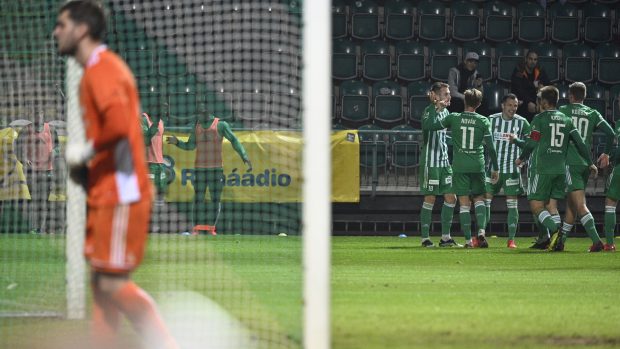 Roman Květ z Bohemians (vzadu vlevo) se raduje se spoluhráči z gólu, který dal z penalty.