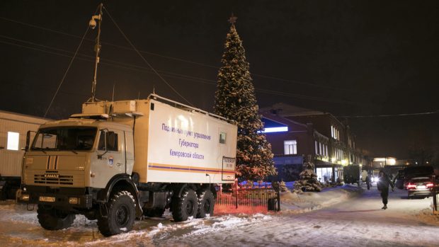 Ruský soud nařídil zatčení pěti lidí po čtvrtečním neštěstí v uhelném dole v Kemerovské oblasti na Sibiři s 51 oběťmi