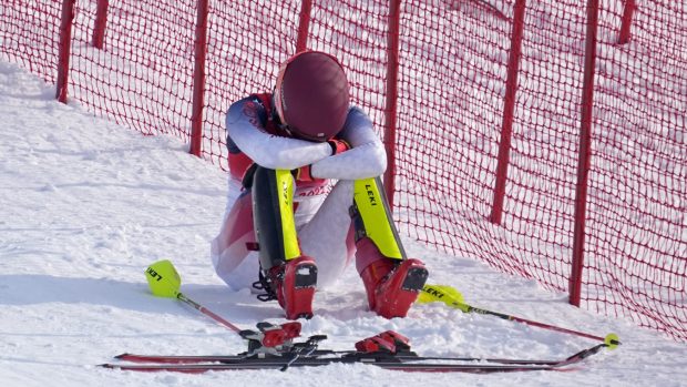 Frustrovaná a zklamaná Mikaela Schiffrinová po netrefení branky při slalomu v olympijském Pekingu