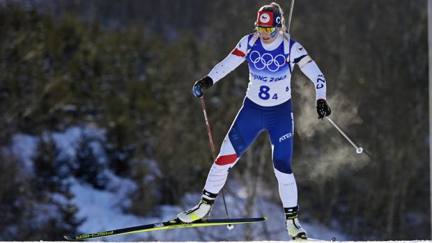 Biatlonistka Lucie Charvátová ve štafetovém závodě olympijských her v Pekingu