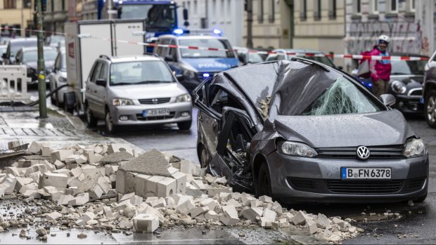 Bouře poničila i domovy a auta v Berlíně