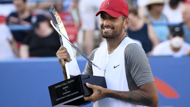 Nick Kyrgios s trofejí pro šampiona turnaje ATP ve Washingtonu