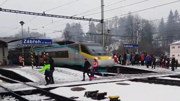 Pendolino jen o centimetry minulo skupinu lidí s dětmi