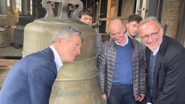 Philippe Jost (vedoucí rekonstrukce Notre-Dame), Paul Bergamo (z firmy na výrobu a opravu zvonů) a Olivier Ribadeau Dumas (rektor Notre-Dame)