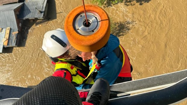 Vrtulník v akci. V zaplaveném Krnovsku se letecká záchranná služba spustila v neděli ke třem pacientům s obtížemi