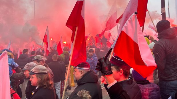 Pochod nezávislosti je velkou podívanou organizovanou nacionalisty a krajní pravicí, ale návštěvnici tvoří široké spektrum